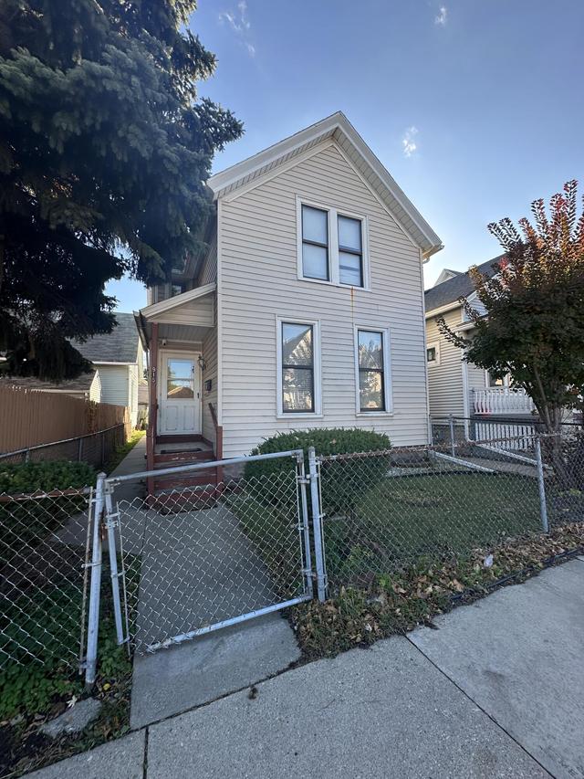 915 W Walker St, Milwaukee, WI 53204