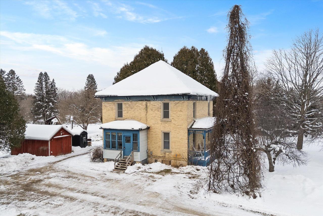 3661 Blue Goose Rd, Saukville, WI 53095