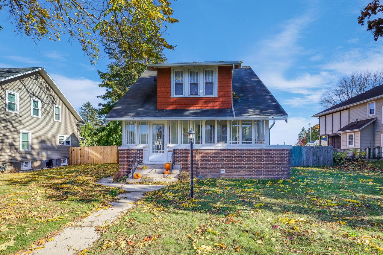 917 N 6th St, Manitowoc, WI 54220