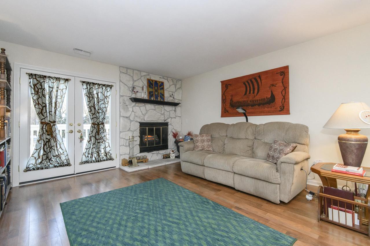 323 Riverview Dr, Delafield, WI 53018