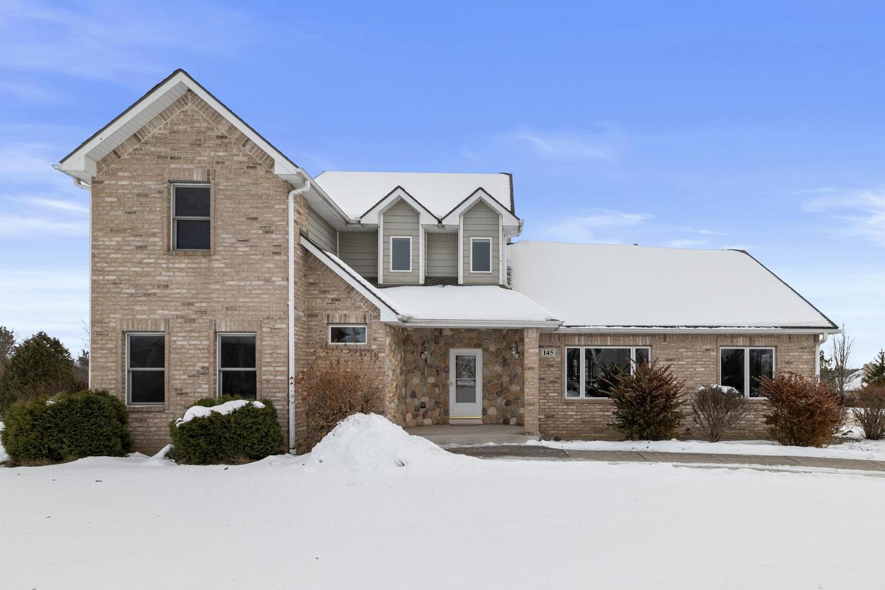 145 Victoria Cir, Union Grove, WI 53182