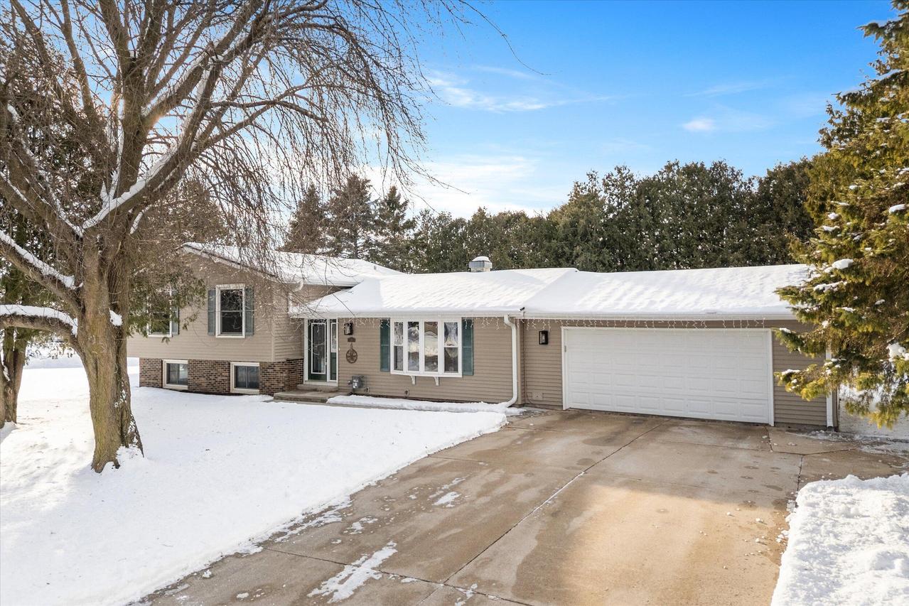 215 Lilac Ln., Belgium, WI 53004