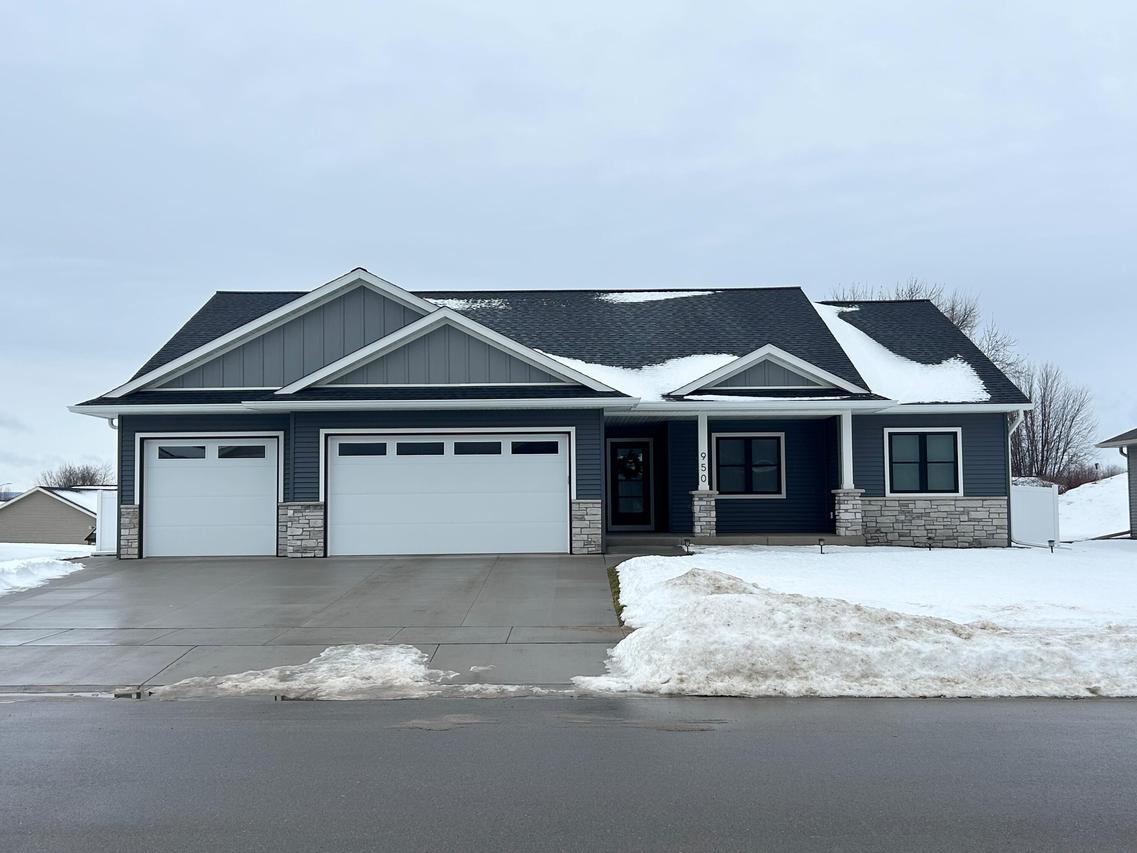 950 Crockett Dr, Holmen, WI 54636