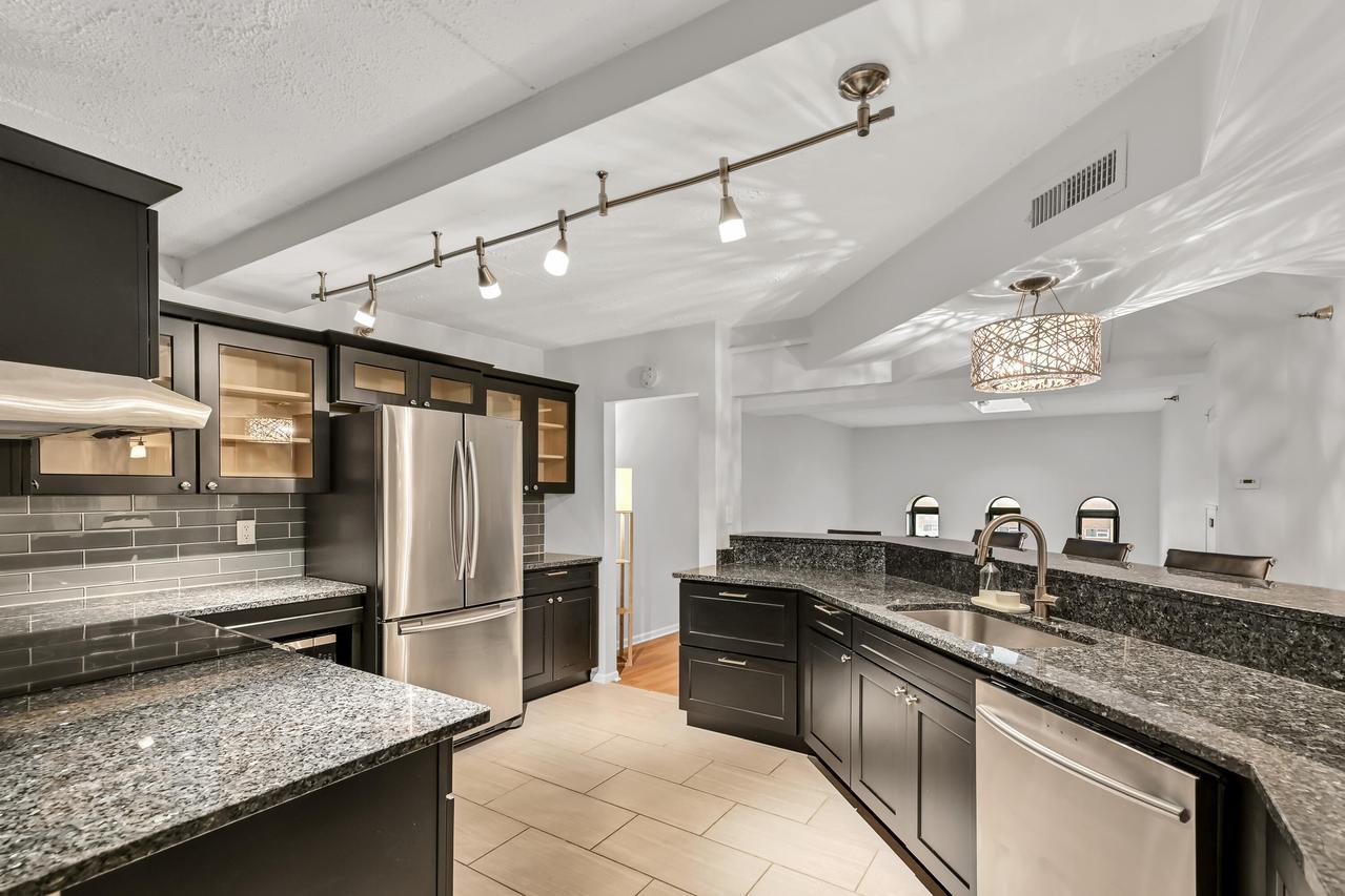 270 E Highland Ave #1011, Milwaukee, WI 53202