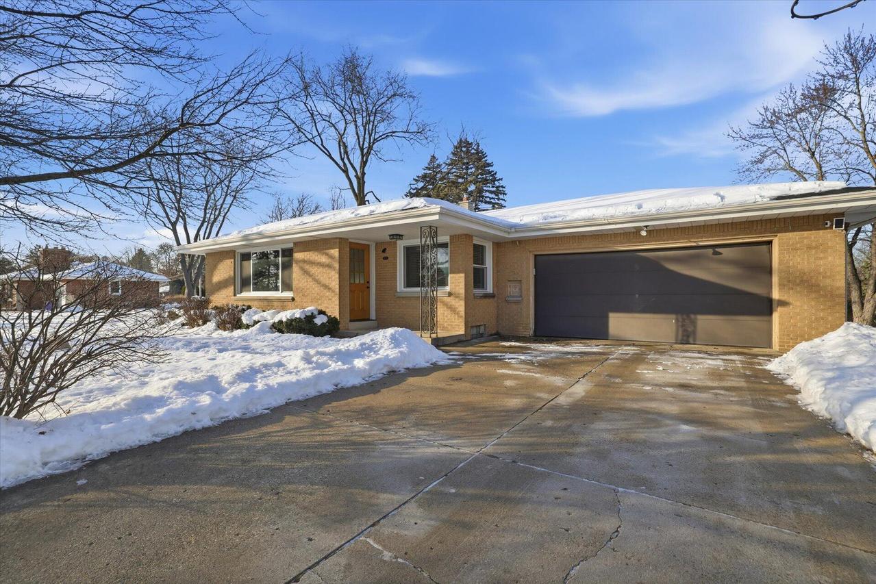 2425 S 133rd St, New Berlin, WI 53151