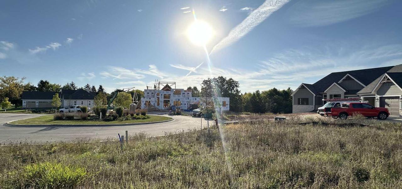 3760 W Club Cir, Mequon, WI 53092