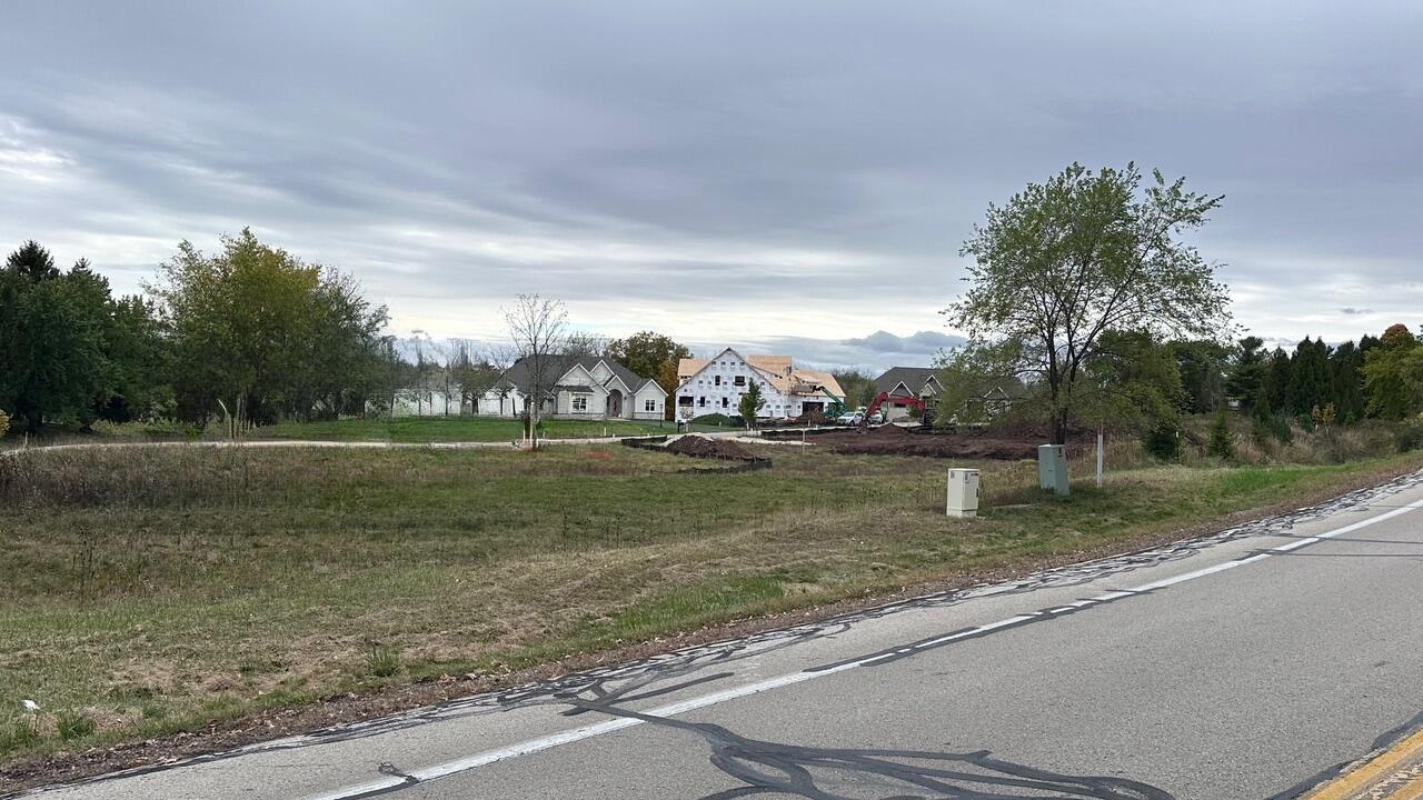 3620 W Club Cir, Mequon, WI 53092