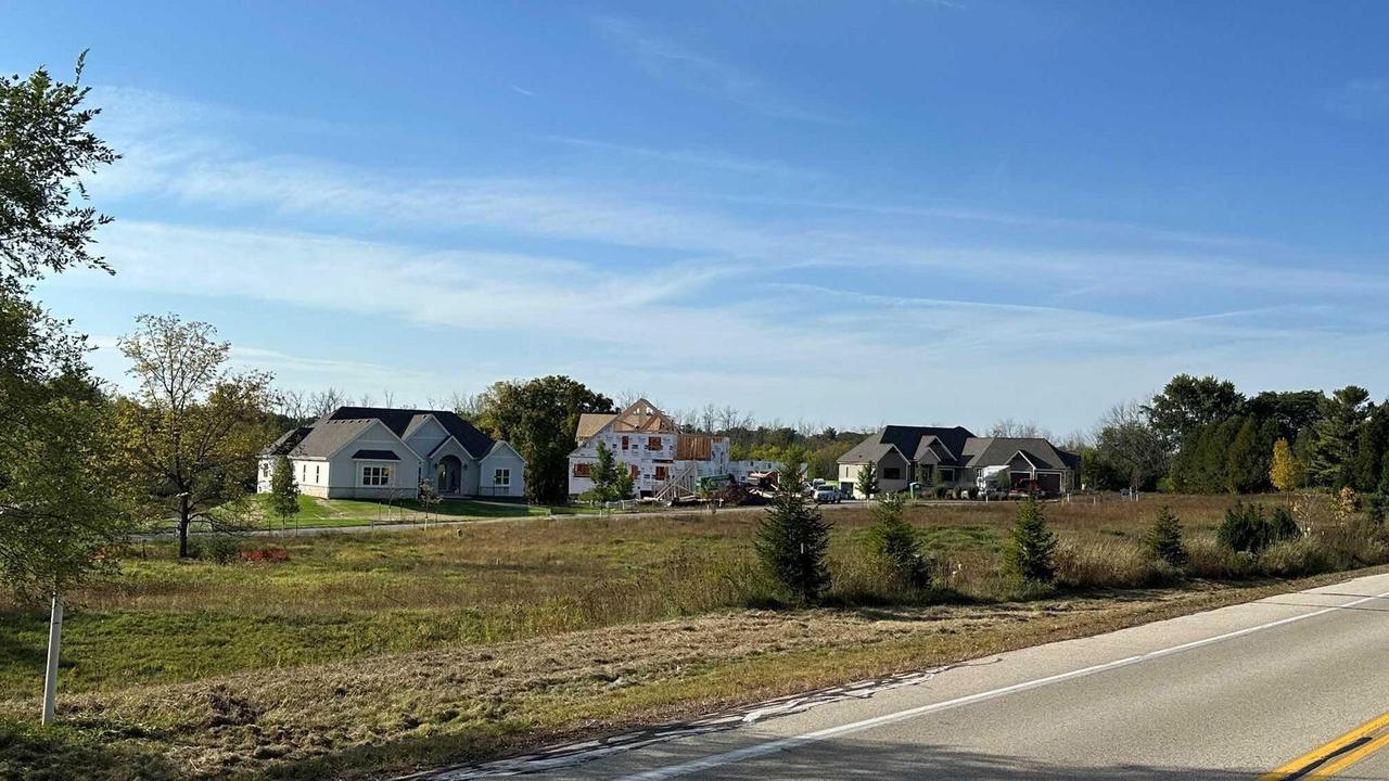 3720 W Club Cir, Mequon, WI 53092