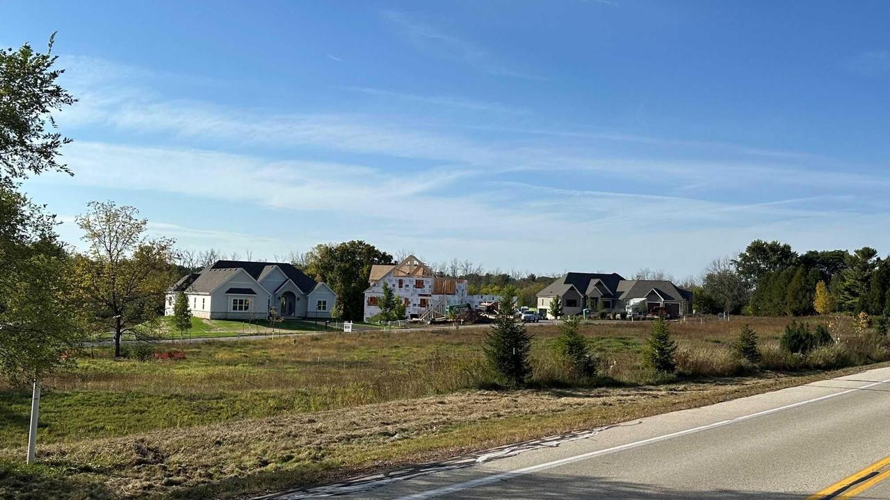 3720 W Club Cir, Mequon, WI 53092