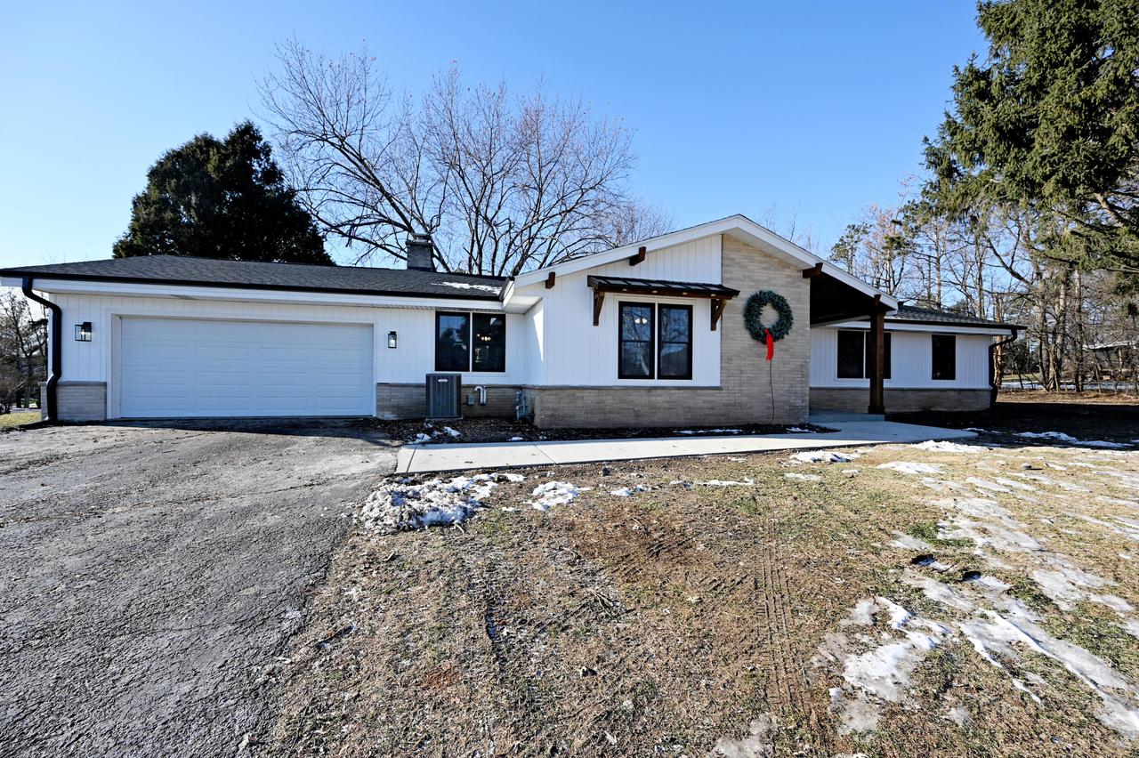 2115 N Genesee St, Delafield, WI 53018