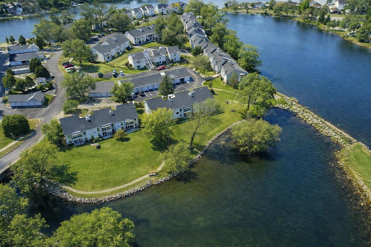 300 Foxwood Dr #109, Waterford, WI 53185