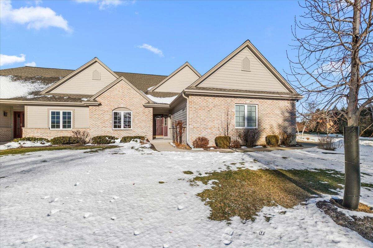 N58W5232 Highland Crossings Cir, Cedarburg, WI 53012