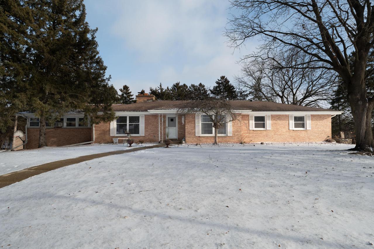 2434 S 118th St, West Allis, WI 53227