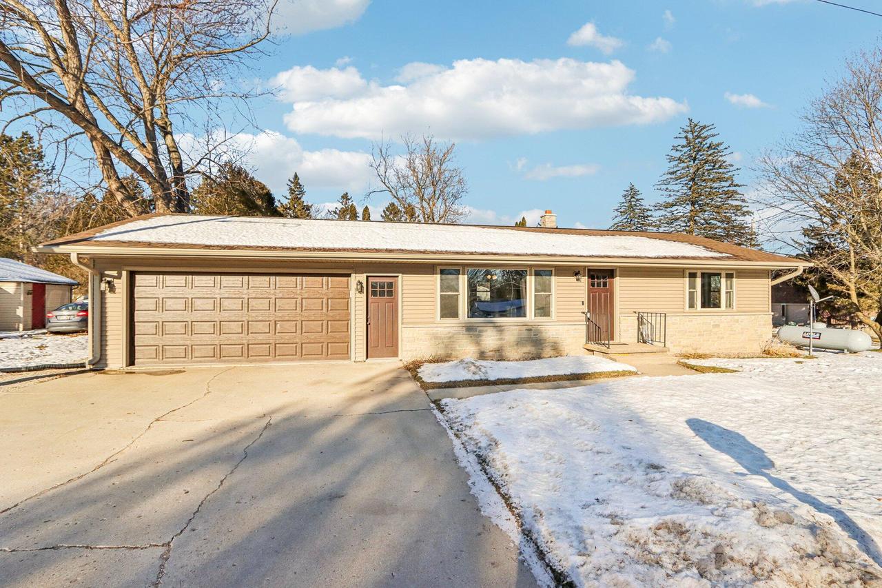 W1083 Lake Dr, Auburn, WI 53010