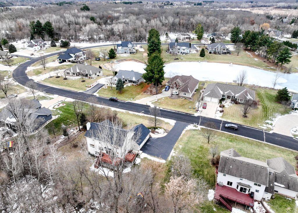 412 E Red Pine Cir, Dousman, WI 53118
