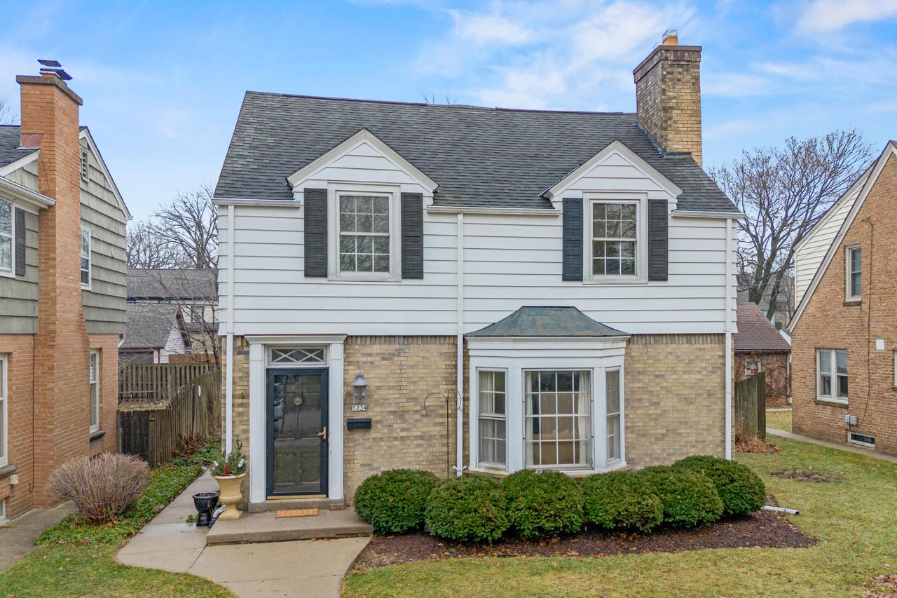 5234 N Berkeley Blvd, Whitefish Bay, WI 53217