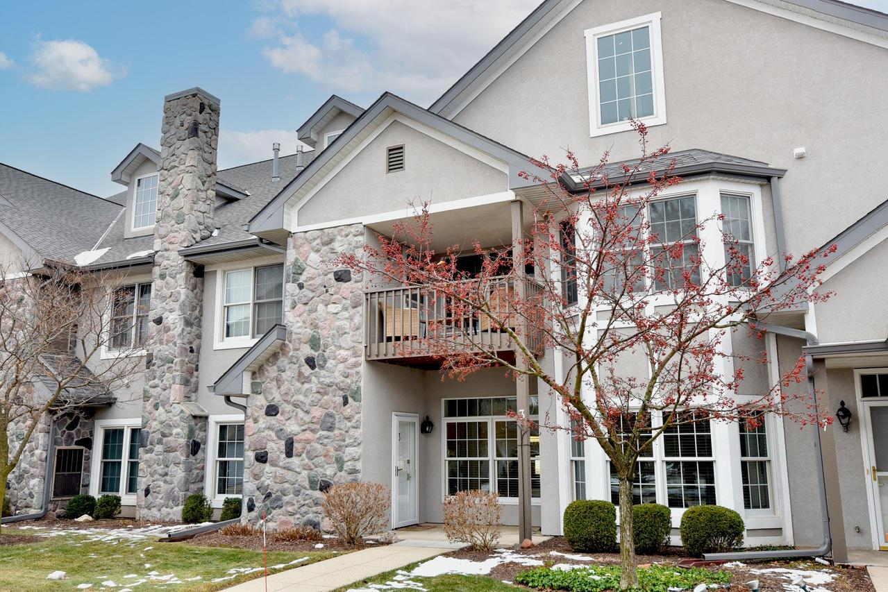 N30W23021 Pineview Cir #3, Pewaukee, WI 53072