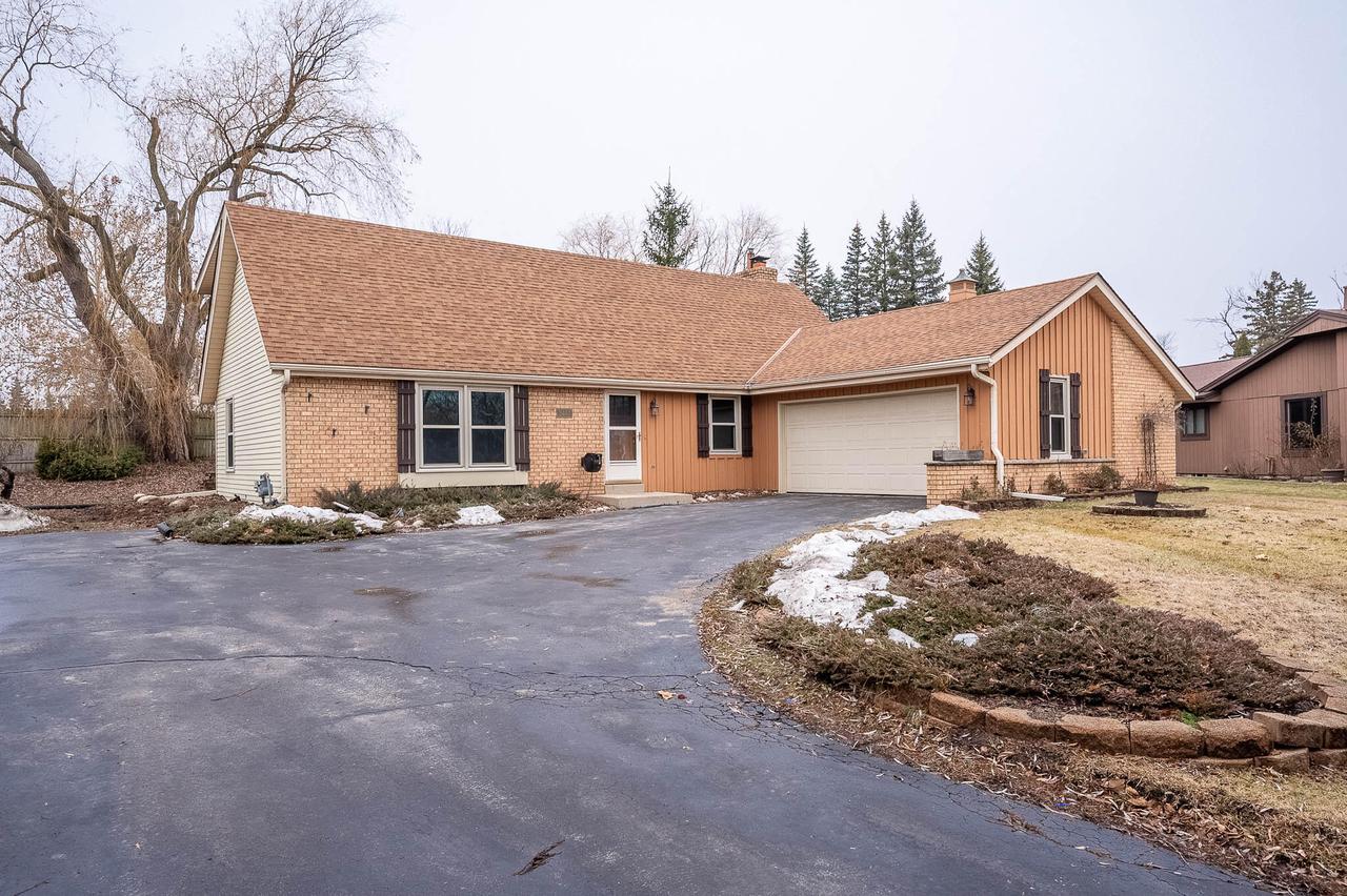 3477 S Long Acre Dr, New Berlin, WI 53151