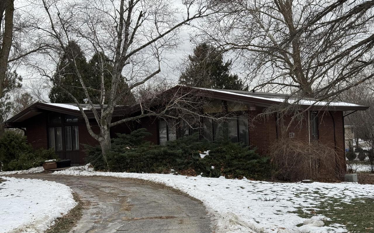 3705 Crestview Cir, Brookfield, WI 53005