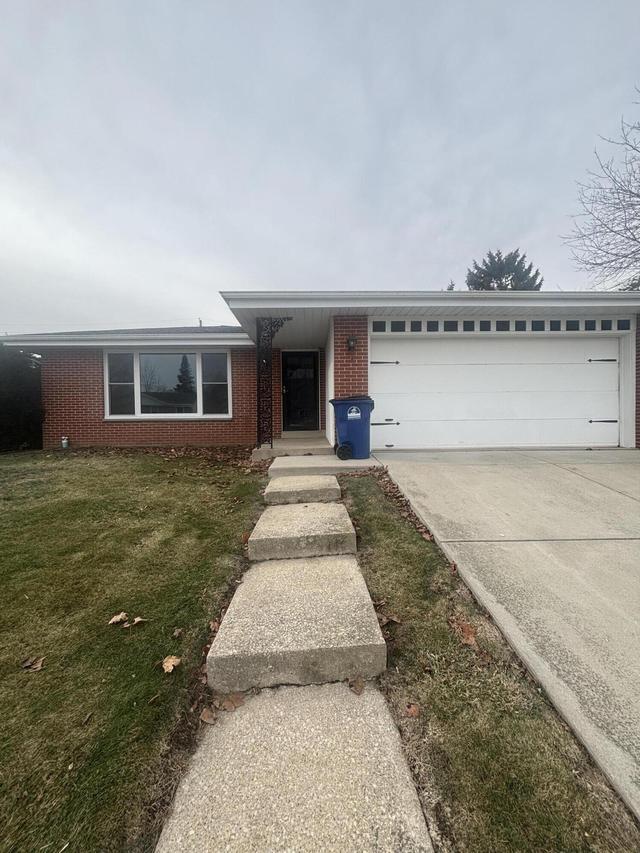 110 Crab Tree Ln, Racine, WI 53406