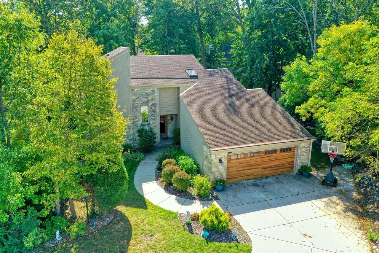 4135 S Carnaby Ct, New Berlin, WI 53151