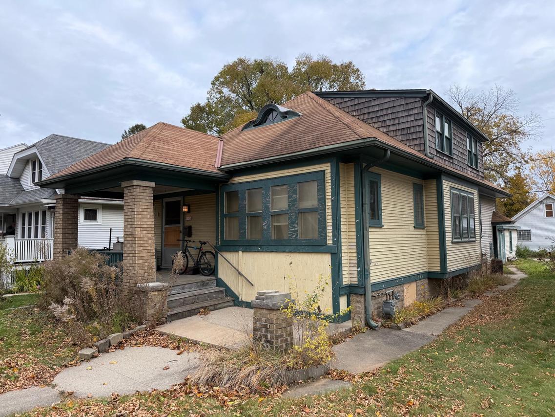 4836 N Mohawk Ave, Glendale, WI 53217