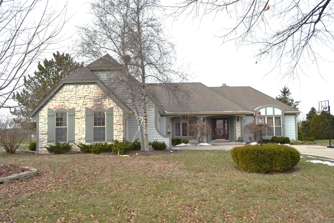 8530 W Woodfield Ct, Franklin, WI 53132