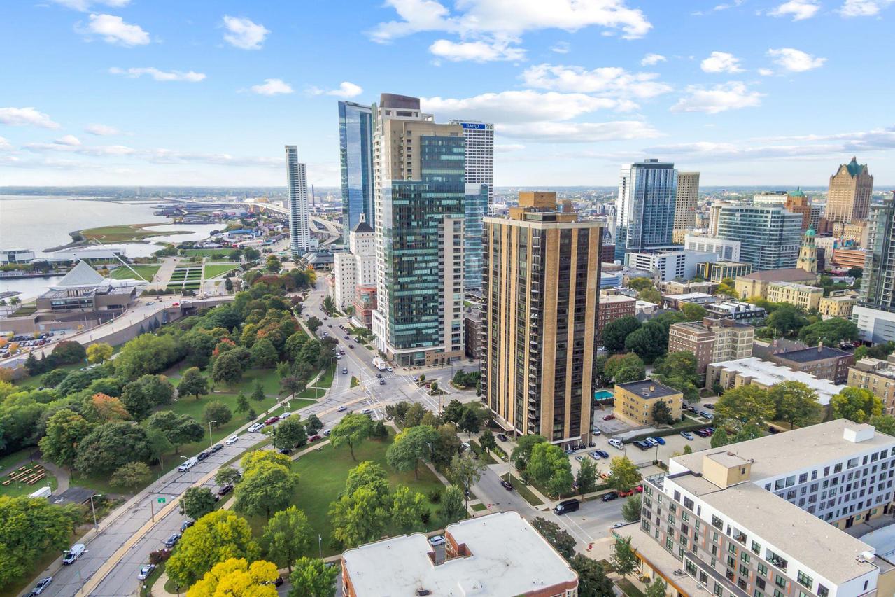 929 N Astor St #2706/2708, Milwaukee, WI 53202