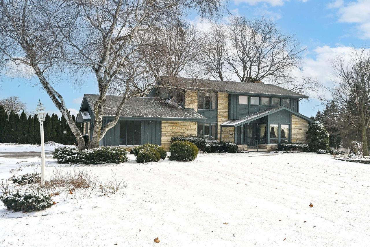 7693 Overlook Dr, Greendale, WI 53129