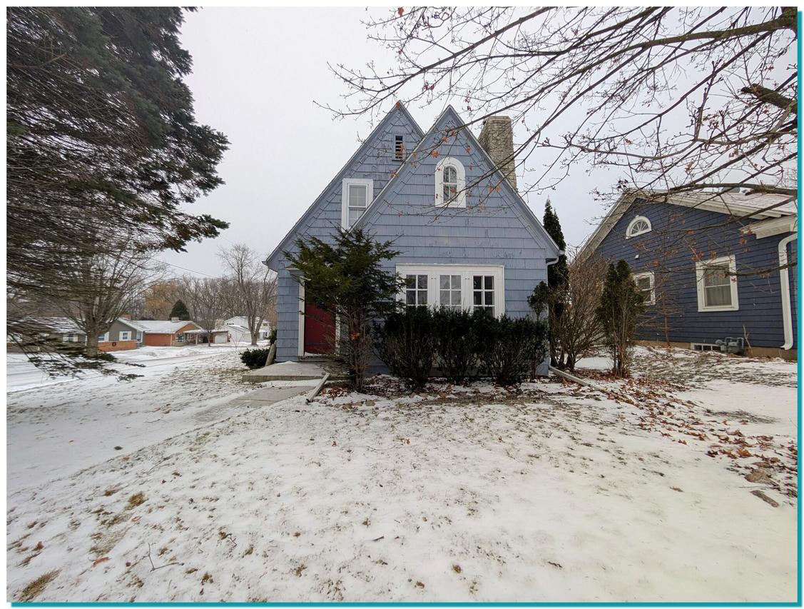 955 N 6th St, Manitowoc, WI 54220