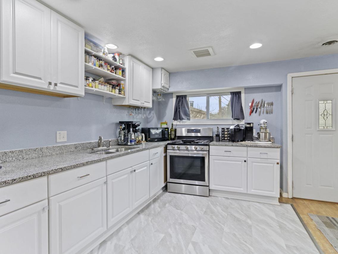 3923 S 41st St, Greenfield, WI 53221