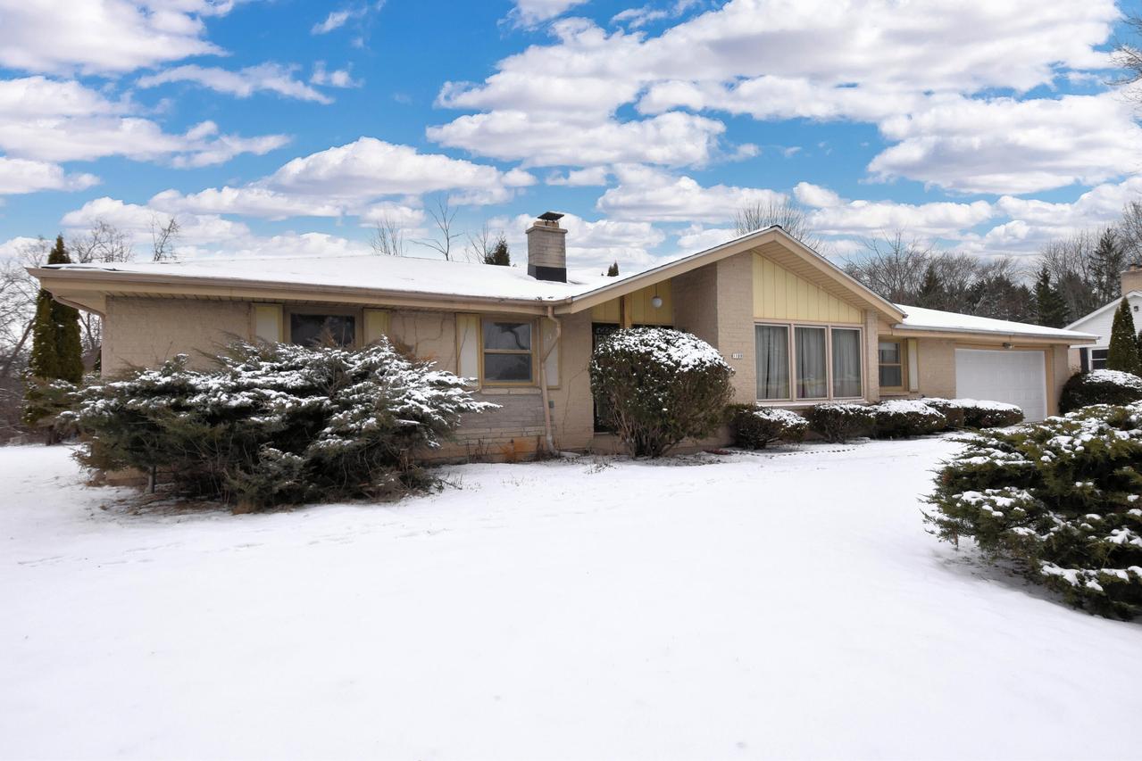 1108 W Zedler Ln, Mequon, WI 53092