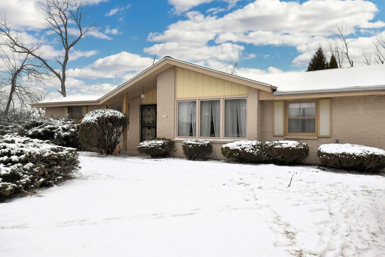 1108 W Zedler Ln, Mequon, WI 53092