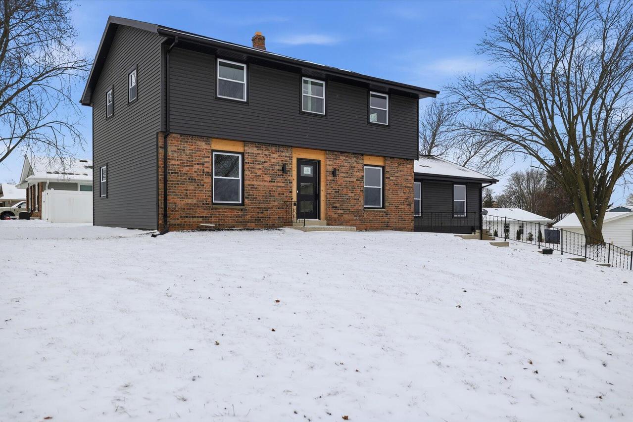 5801 W Allwood Dr, Franklin, WI 53132