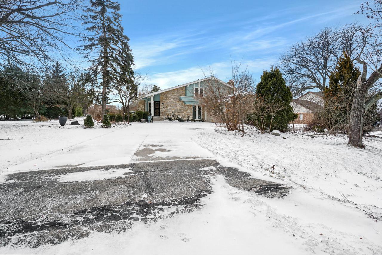 1523 W Liebau Rd, Mequon, WI 53092