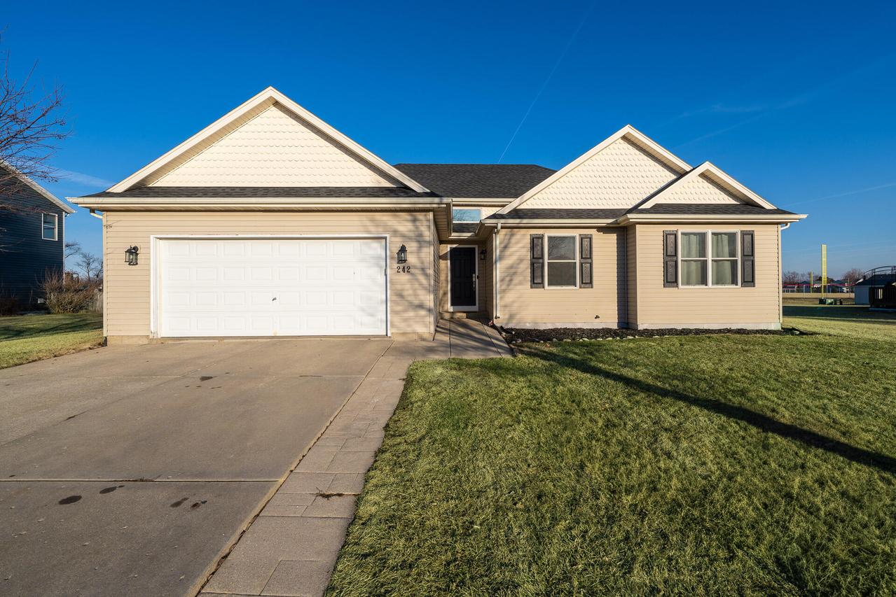 242 Cotton Grass Ln, Walworth, WI 53184