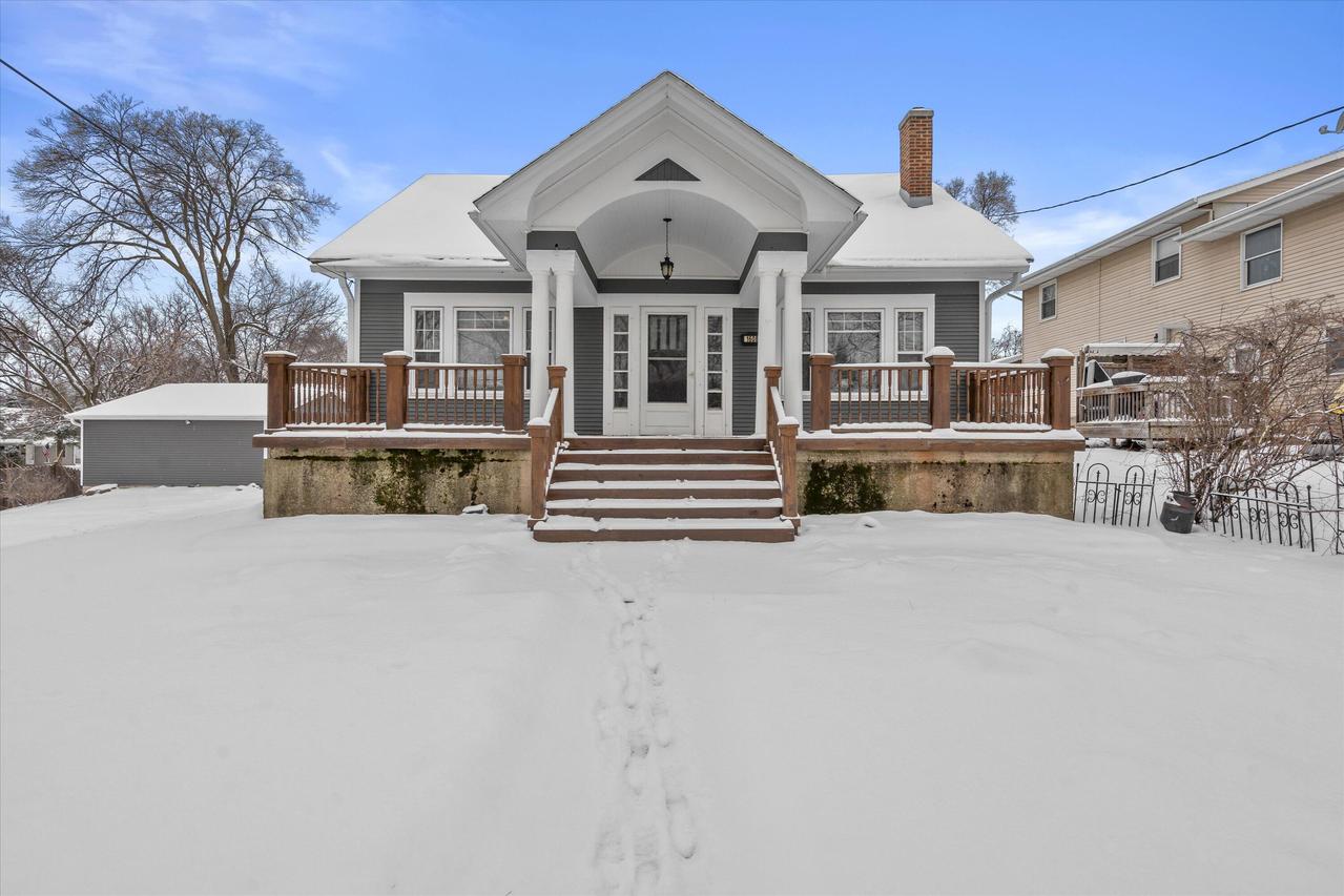 1608 N Grandview Blvd, Waukesha, WI 53188