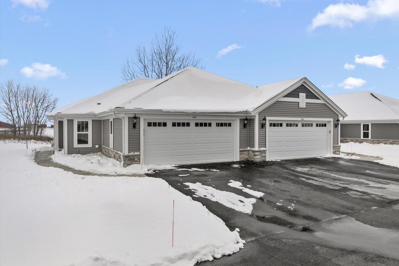 544 Hunter Oaks Blvd #0601, Watertown, WI 53094