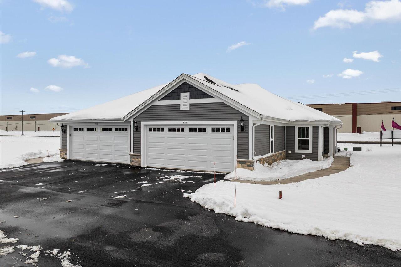 516 Hunter Oaks Blvd #0802, Watertown, WI 53094