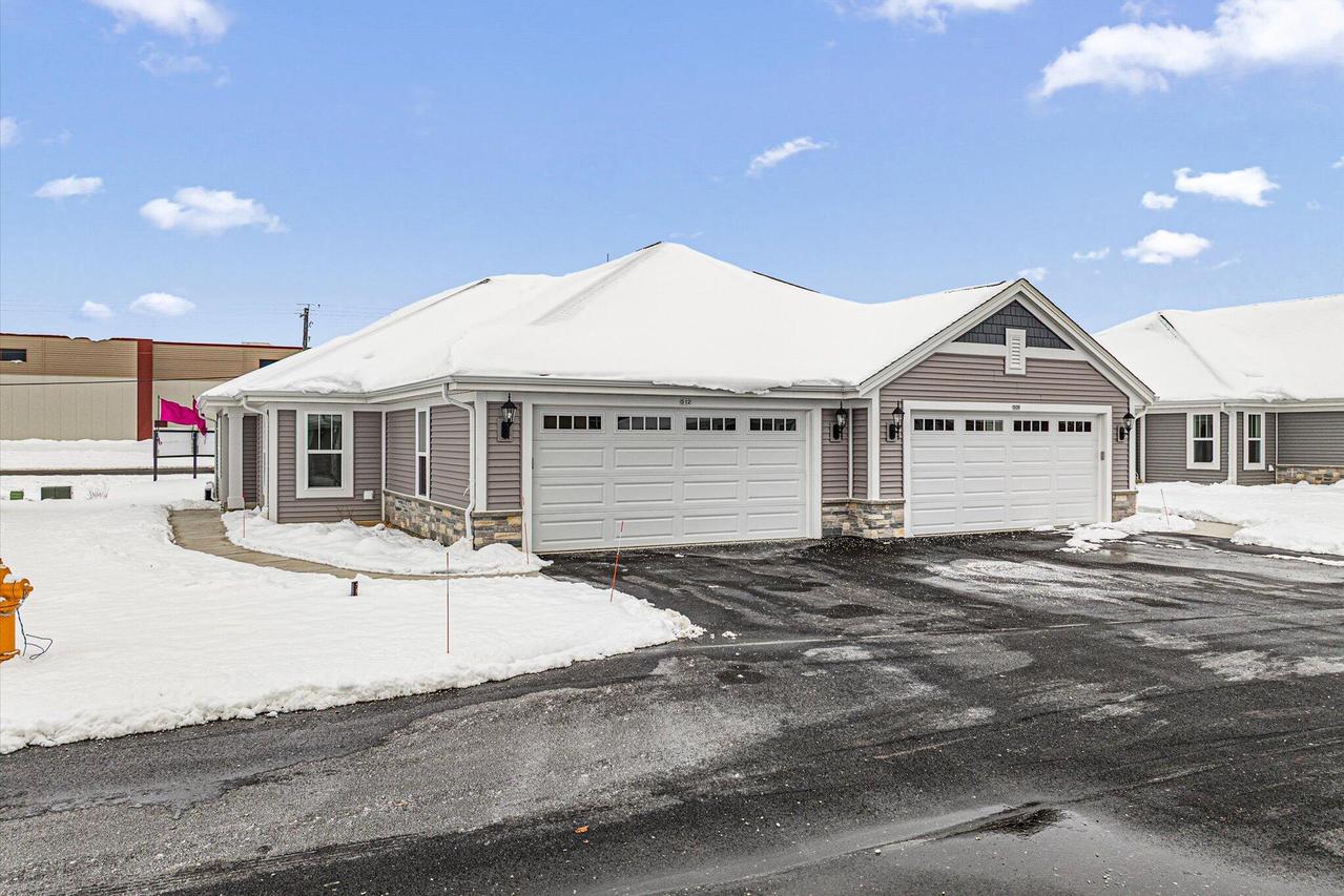 512 Hunter Oaks Blvd #901, Watertown, WI 53094