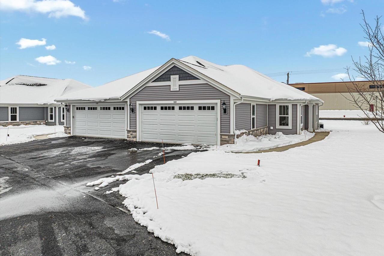 508 Hunter Oaks Blvd #902, Watertown, WI 53094