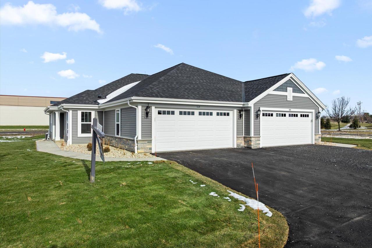 504 Hunter Oaks Blvd #1001, Watertown, WI 53094