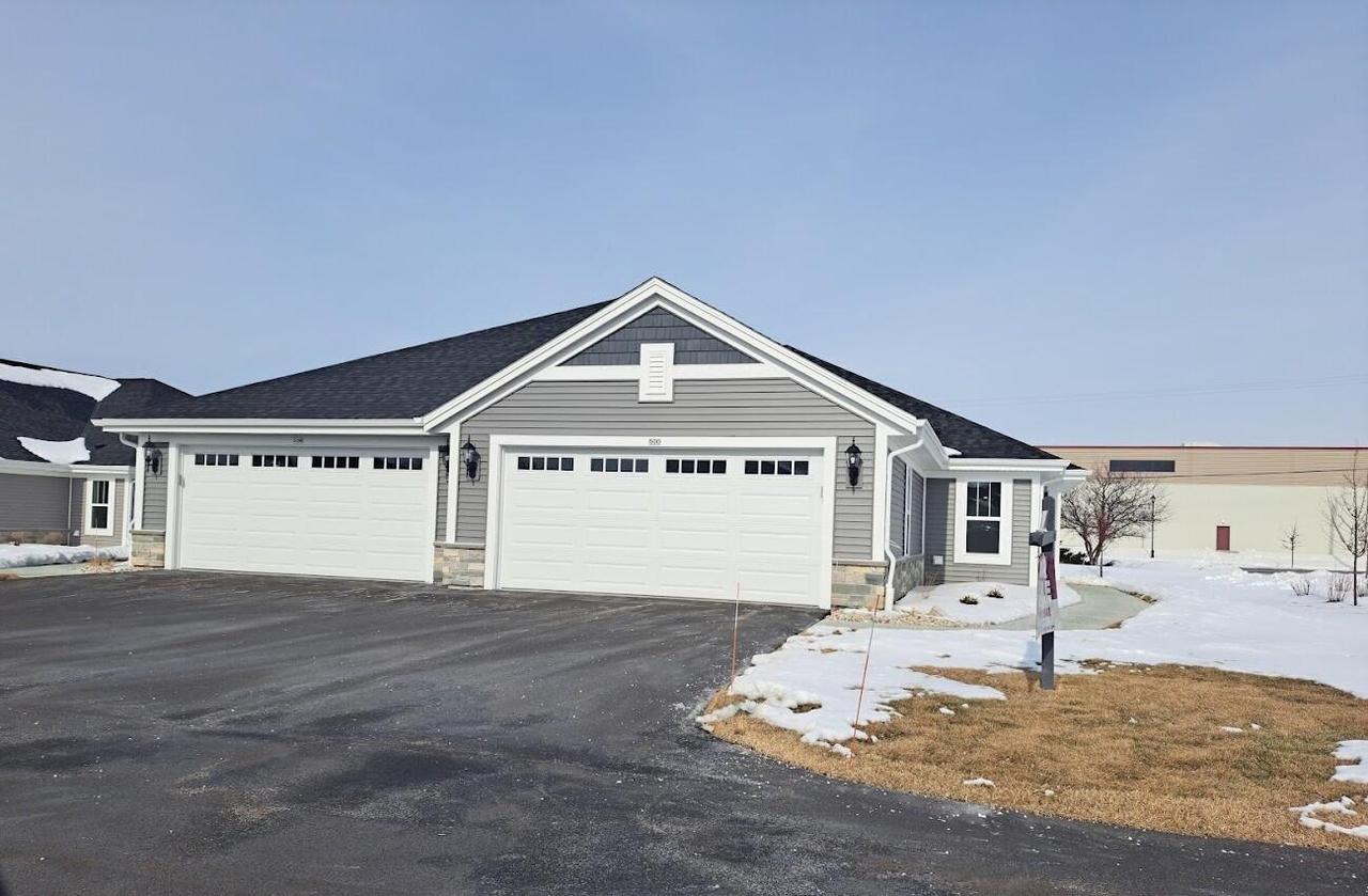 500 Hunter Oaks Blvd #1002, Watertown, WI 53094