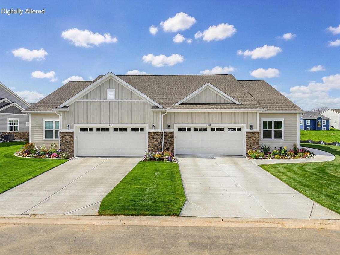 857 Stirling Dr, Oconomowoc, WI 53066