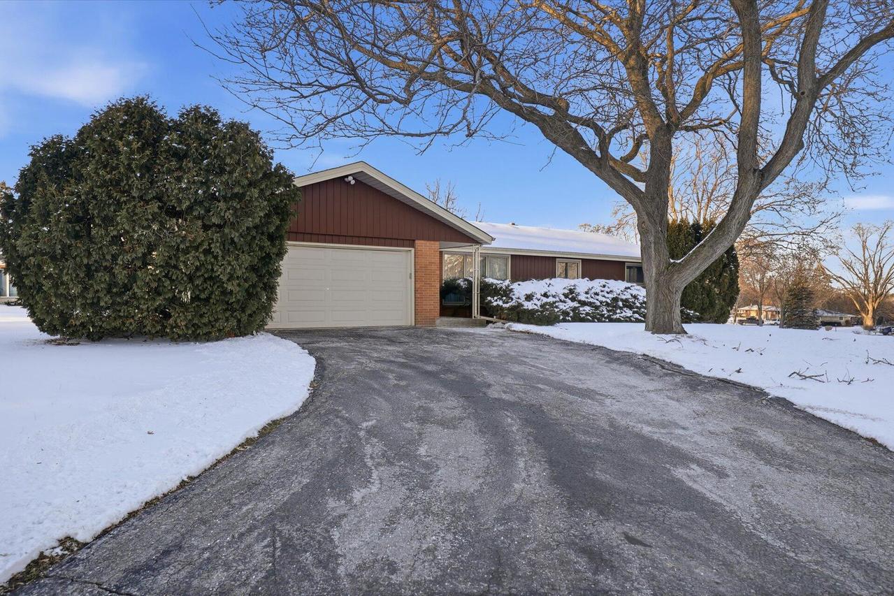 N72W15292 Patio Ct, Menomonee Falls, WI 53051