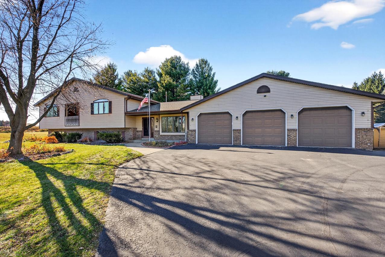 7009 Barber Cir, Trenton, WI 53090