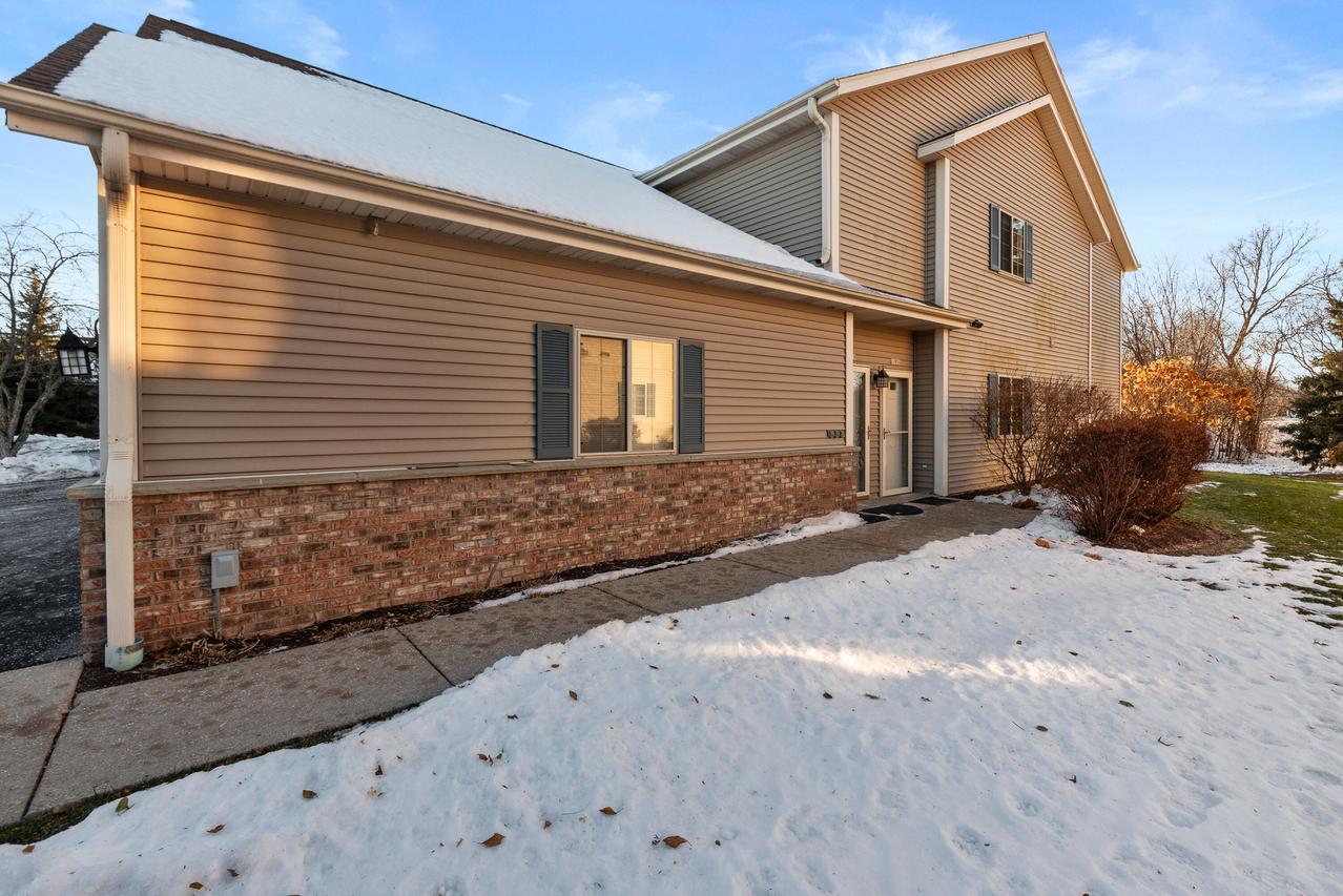 2105 Pine Ridge #H, Grafton, WI 53024