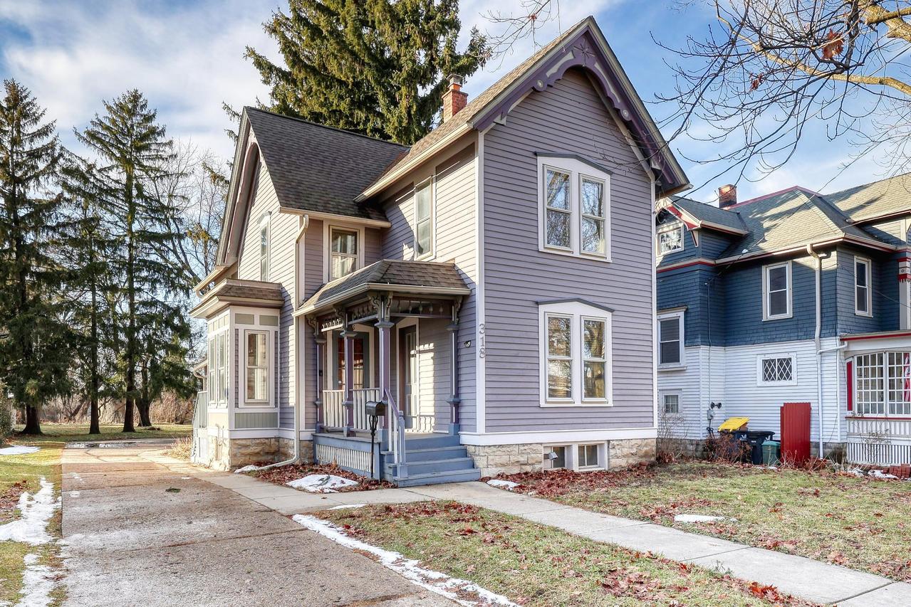 318 N Hartwell Ave, Waukesha, WI 53186