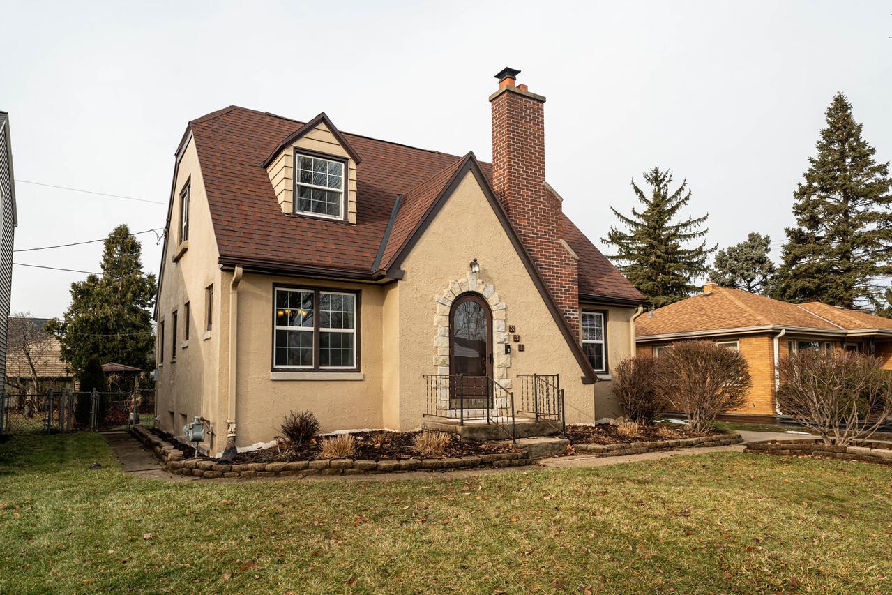 331 N 111th St, Wauwatosa, WI 53226