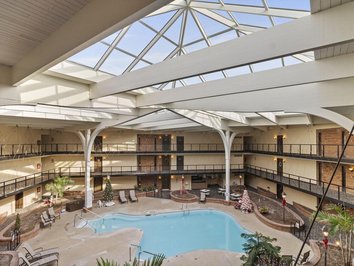 6100 W Stonehedge Dr #304, Greenfield, WI 53220